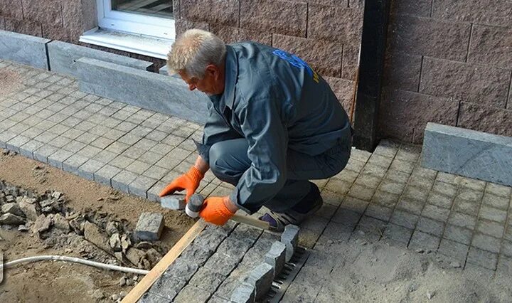 Укладка тротуарной плитки на раствор. Укладка гранитной брусчатки технология. Укладка гранитной плитки. Укладка тротуарной плитки на бетон. Приспособления для укладки брусчатки.