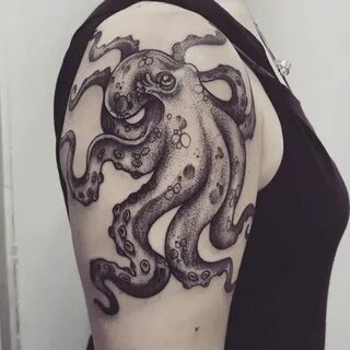 Актриса с осьминогом тату