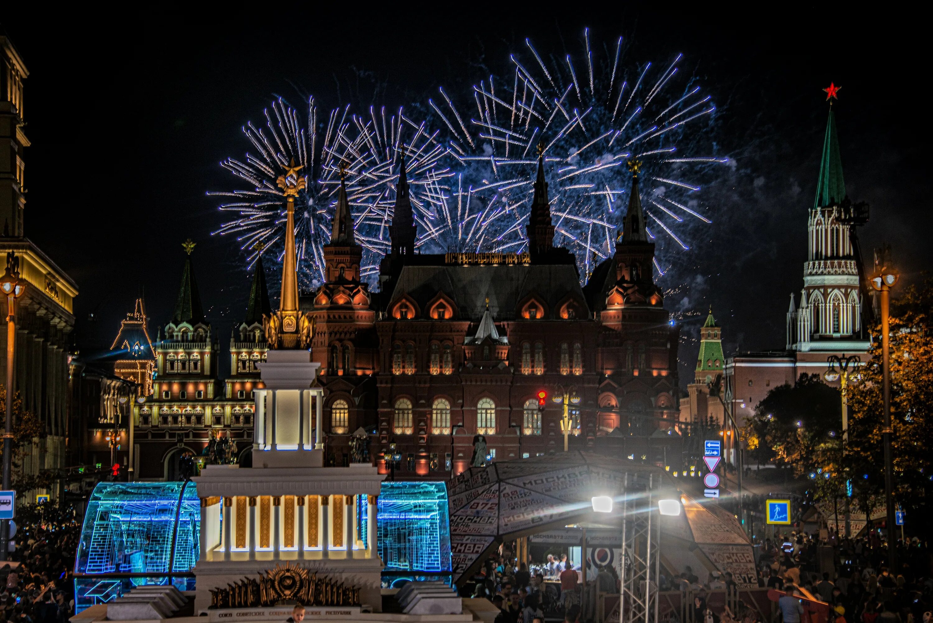 Концерты на красной площади в москве. Даты праздников в москве. Москва красная площадь салют. Красная площадь праздник. Москва новый год салют красная площадь.