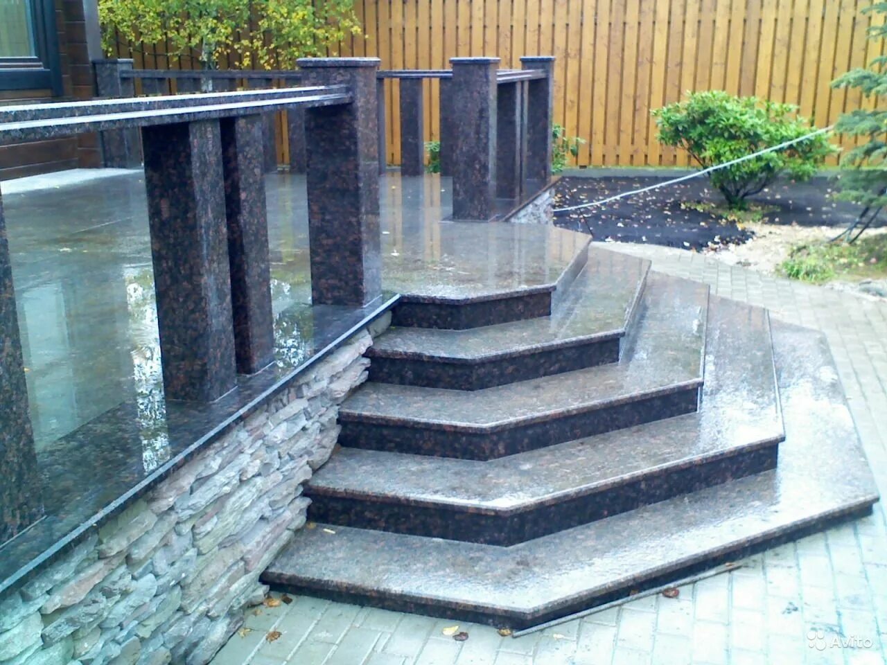 Куксарай гранит серый. Сантьяго фасад камень. Отделка фасада гранитом. Гранит цоколь капустинский. Дом гранита.