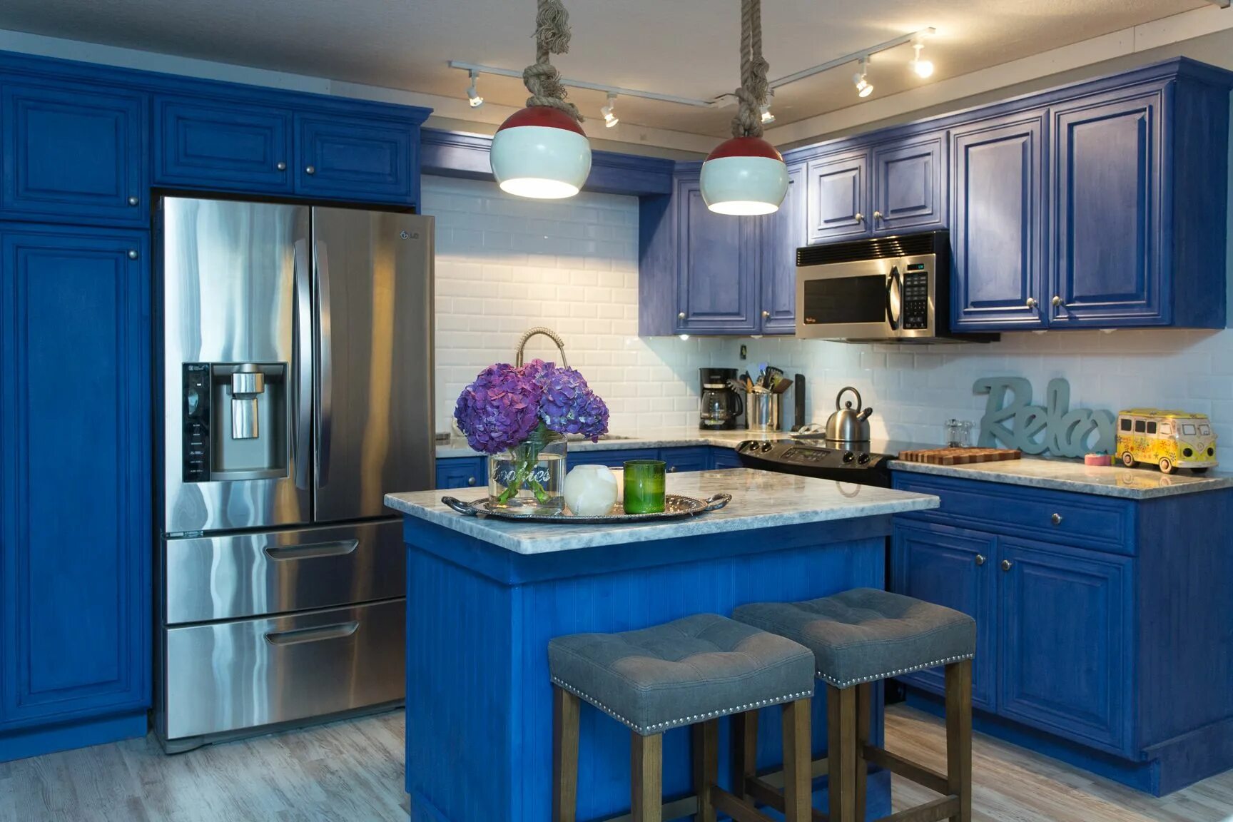 Синяя кухня. Синие кухни. Синий кухонный гарнитур. Синяя кухня в интерьере. Кухня в синих тонах.
