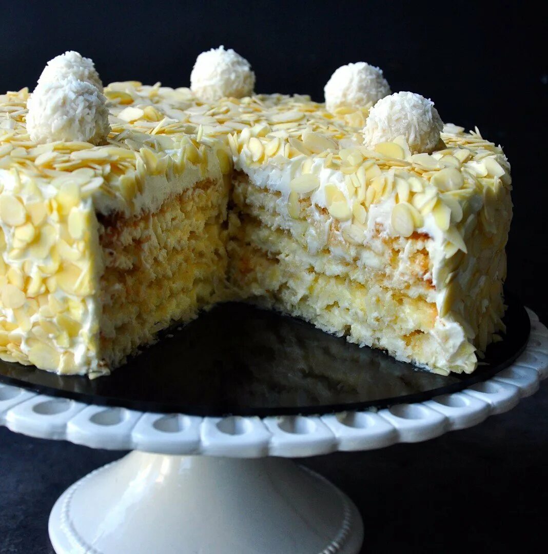 начинка рафаэлло для торта. кокосово миндальный торт. торт обсыпанный кокосовой стружкой. миндальный дакуаз. декор торта с кокосом и миндалем.