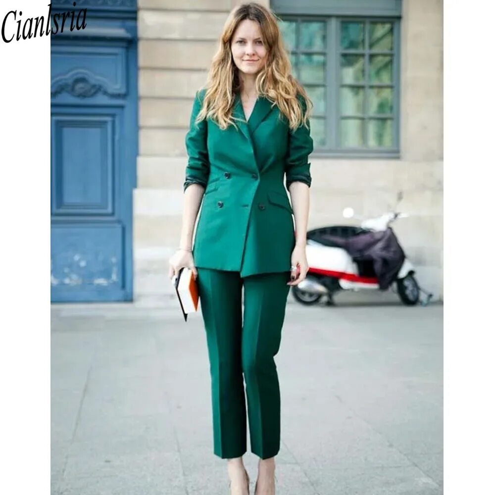 Зелёная одежда для девушки. Костюм изумрудного цвета. Зеленая одежда девушки. Зеленый образ. Зеленая одежда девушки.