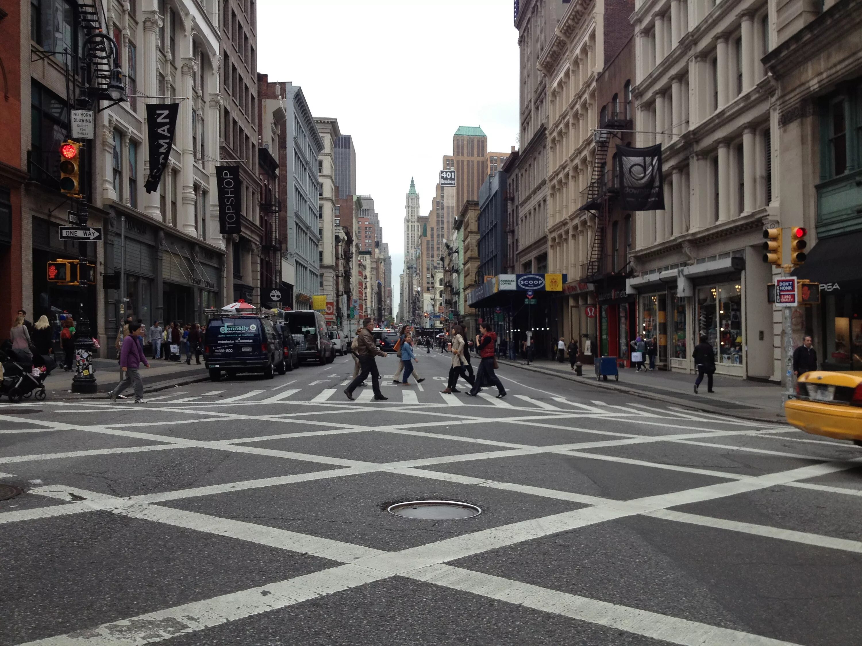 Назовите главную улицу города. Людная улица Нью Йорка. Панорама Бродвей Нью-Йорк. Нью-Йорк улица Стоун стрит. Нью-Йорк улица перспектива.