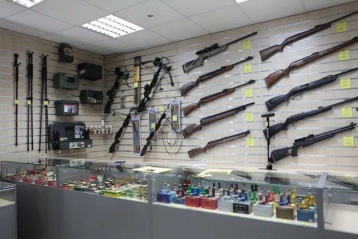 Где оружия. Оружейный магазин снайпер. Снайпер охотничий магазин. Магазин оружия в Орле Атолл. Оружейные магазины в Кыргызстане.