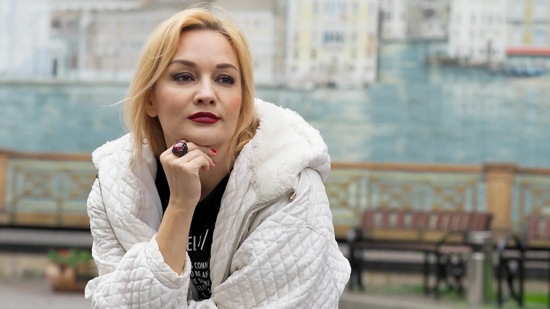 Буланова вышла. Буланова вышла