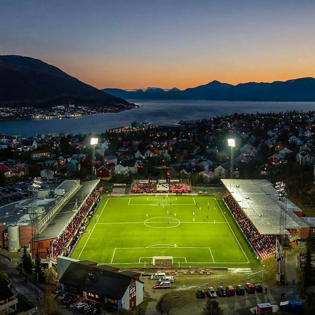Стадион Хеннингсвер, Норвегия. Драммен Норвегия стадион. Фарерские острова футбольный стадион. Лофотенские острова стадион.