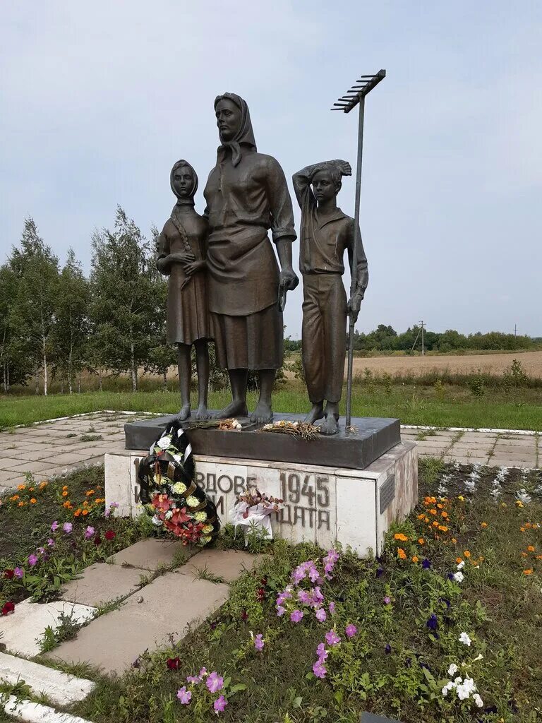 Памятник вдове. Памятник вдове и матери солдата Белгородская область. Памятник матери солдата в Белгородской области. Бобровы дворы Белгородская область. Памятник матери в Белгороде.