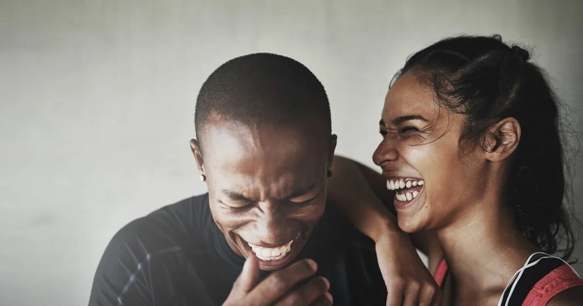 Переводчик laugh. Друзья ржут. Make me laugh. Европейцы смеются. Группа людей смеется.
