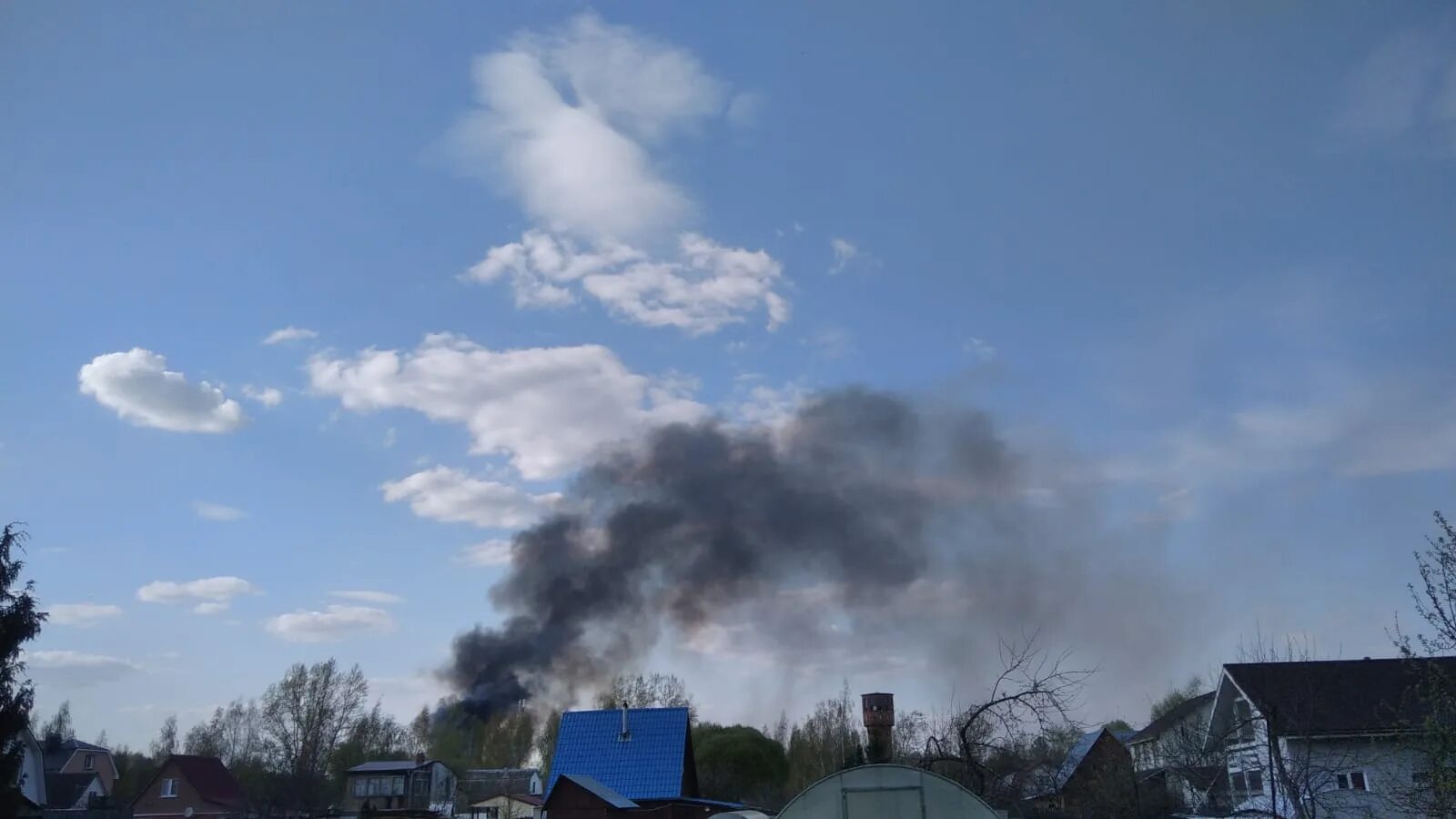 Что горит в пол. Пожар в поле. пожар в востряково сегодня. сгоревшее поле. горящий пол.