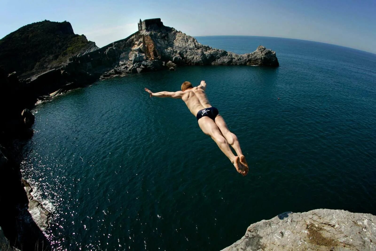 Падать в воду с большой высоты. Прыжки в воду Клифф дайвинг. Клифф джампинг. Клифф-дайвинг прыжки со скал в воду.