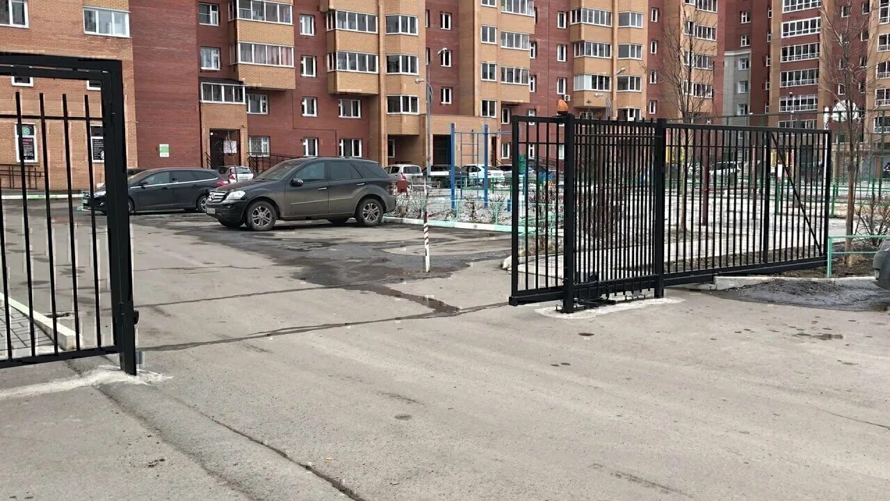 Забор из профильной трубы. Огороженная территория дома. Металлическое ограждение территории. Огороженная территория дома. Ограждение территории.