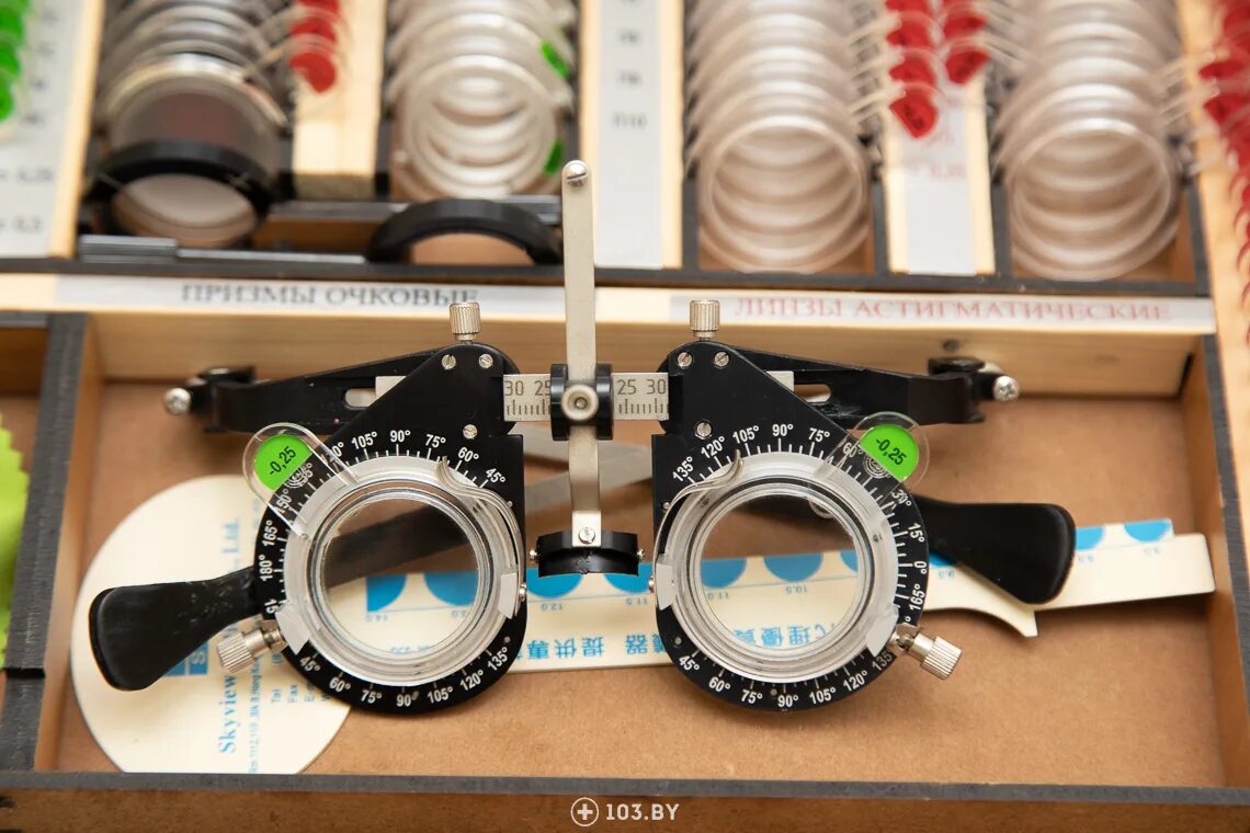 Как подобрать линзы без врача. Аппарат для подбора линз. Набор линз для подбора очков. Приборы с линзами. Чемодан с линзами для подбора очков.