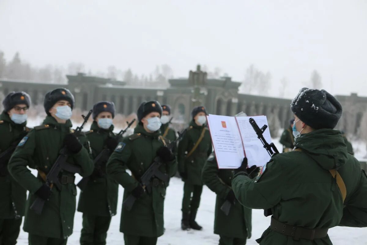 Приняли военно. Присяга Министерства обороны Российской Федерации в 2021. Присяга в армии зимой. Присяга 2008 год. Военная присяга в армии космические войска.