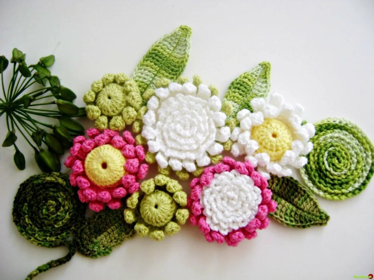 Вязание 3 цветами. Сочетание цветов в вязании спицами. Вязаный красивый объемный цветок. Вязаные цветы в горшочках. Вязаные букеты крючком.