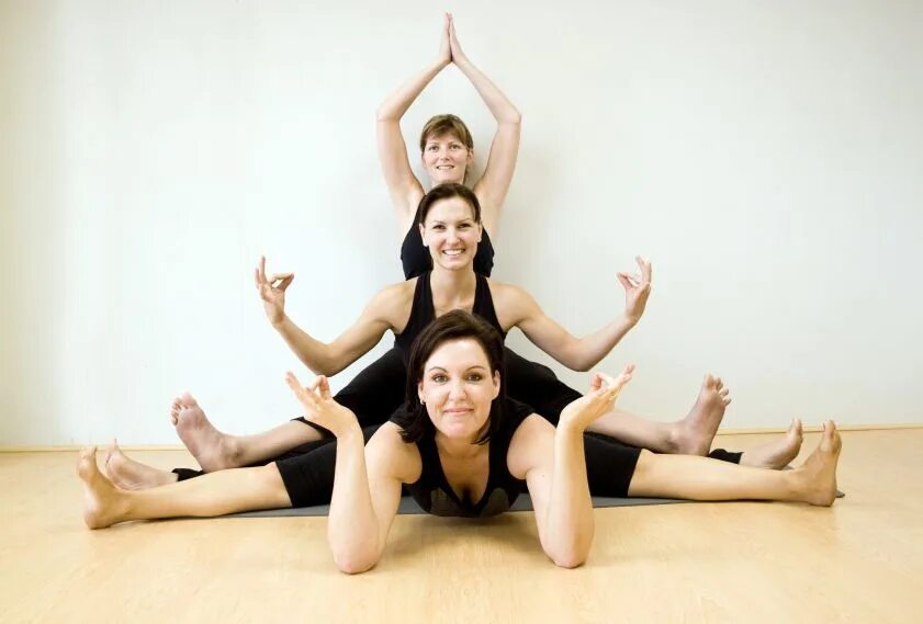 Растяжка год семьи. Групповые позы в йоге. Йога втроем. Позы для групповой йоги. Йога для 3 человек.