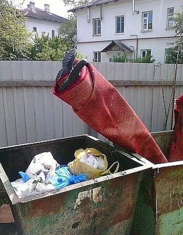 Выброшенные вещи. Встала на весы после праздников. Сойти выкинуть. Квартира 17 прикол. Расхламление дома перед новым годом.