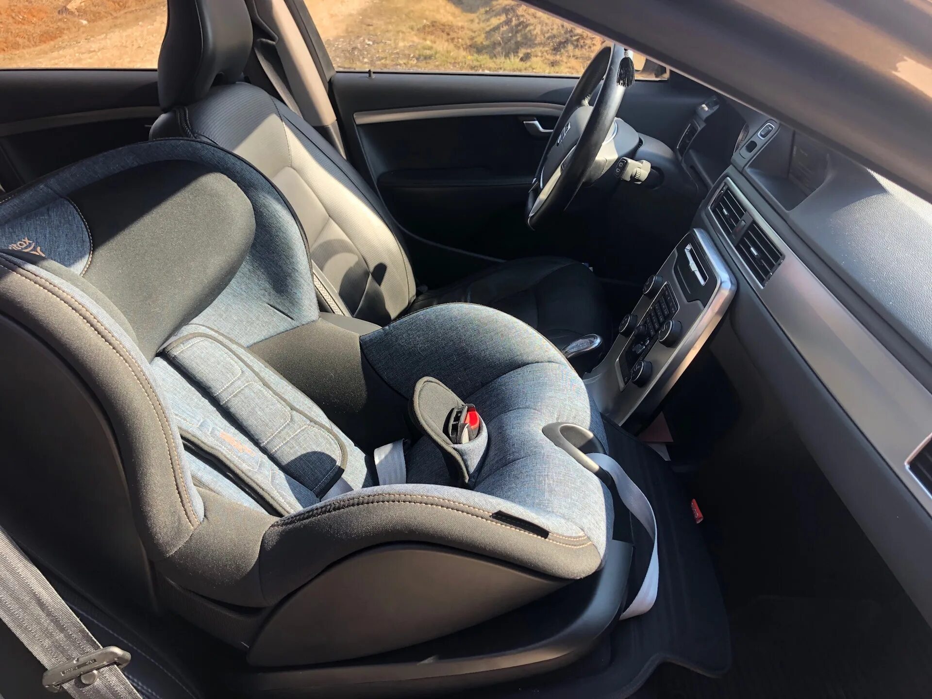 Isofix на переднее сиденье tiguan 2. Тойота королла крепление изофикс. Isofix volvo xc90. Детское кресло на переднем сиден. Изофикс вольво xc90.