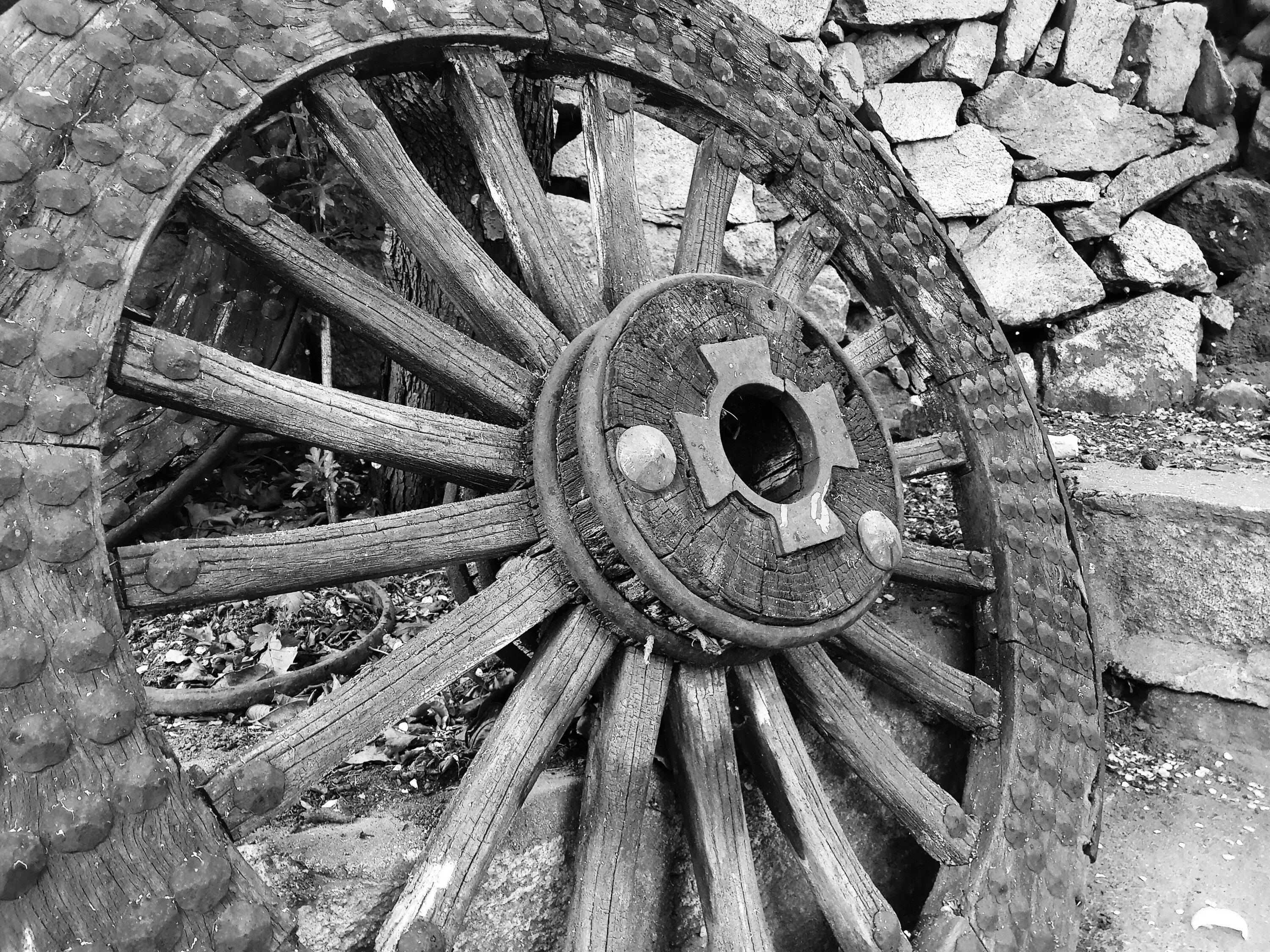 Колеса первых автомобилей. Старинное колесо. Каменное колесо. Древние колеса. Деревянное колесо.