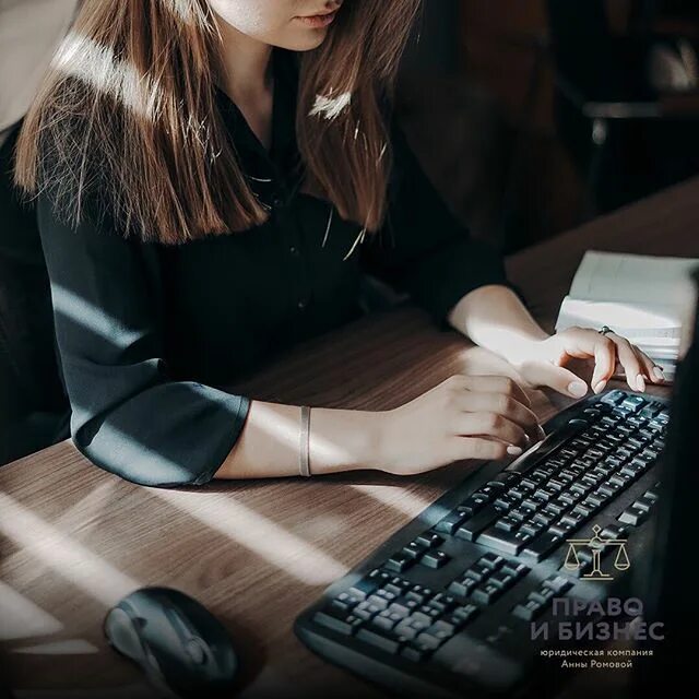 женщина юрист. работа симферополь помощник юриста. консультация адвоката. практика помощник юриста. адвокат фотосессия.