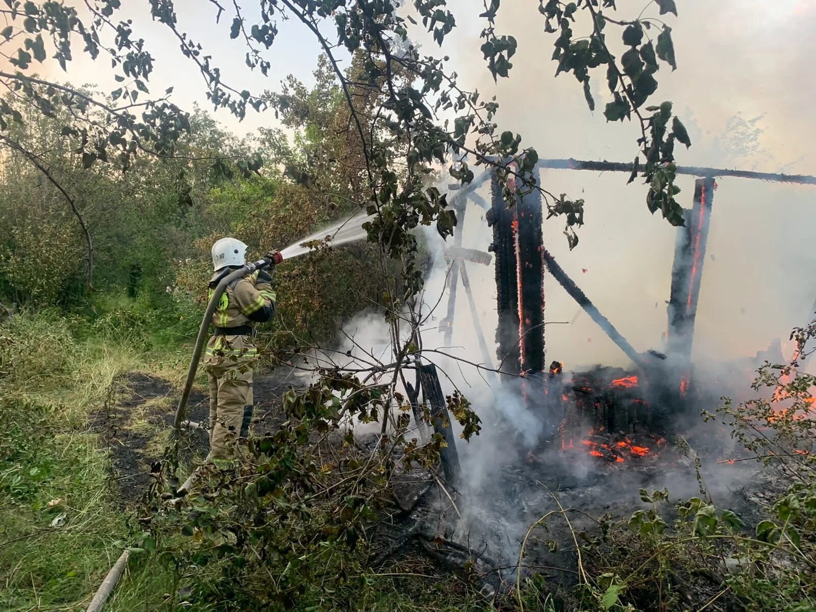 Урал горит причины. Пожары. пожарные тушат пожар. пожар каменск уральский.