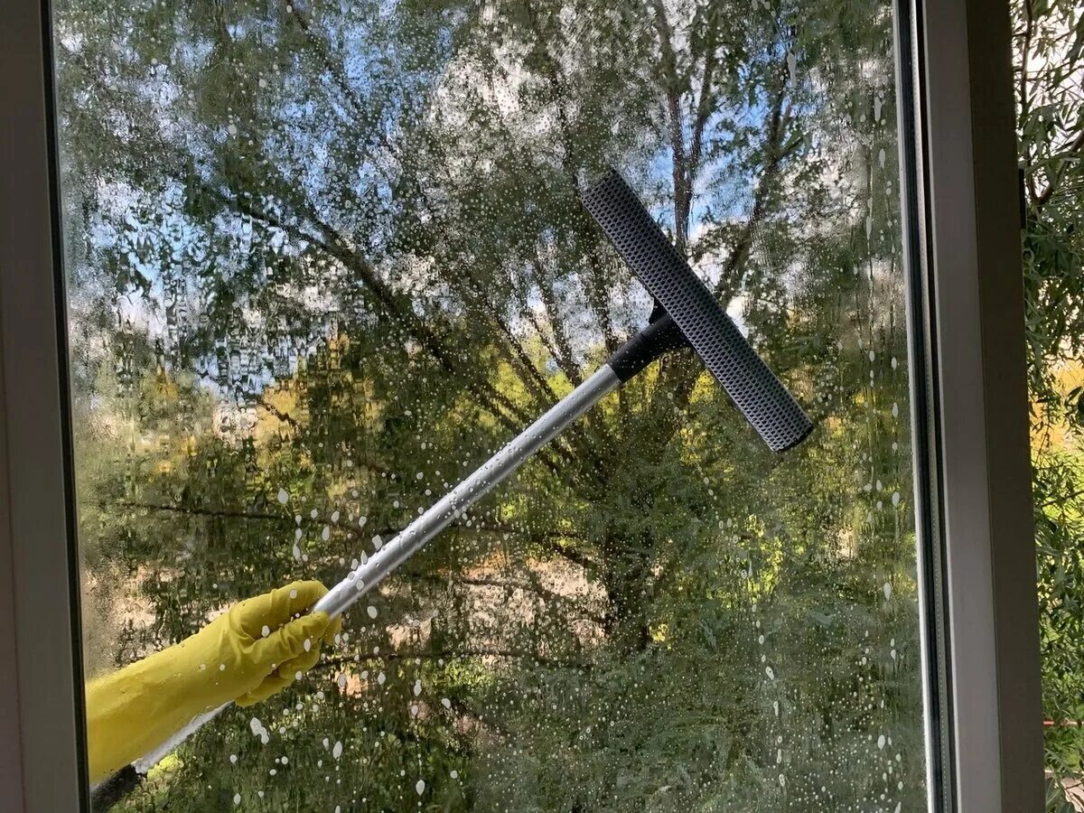 Когда можно мыть окна. Окномойка раздвижная 3008. Для мойки окон приспособления. Мойка окон снаружи. Приспособления для мойки окон снаружи.