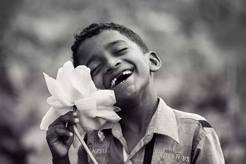 Покой и радость. Фейс жизнь прекрасна. Радостная девушка. Дети с цветами. Фейс жизнь прекрасна.