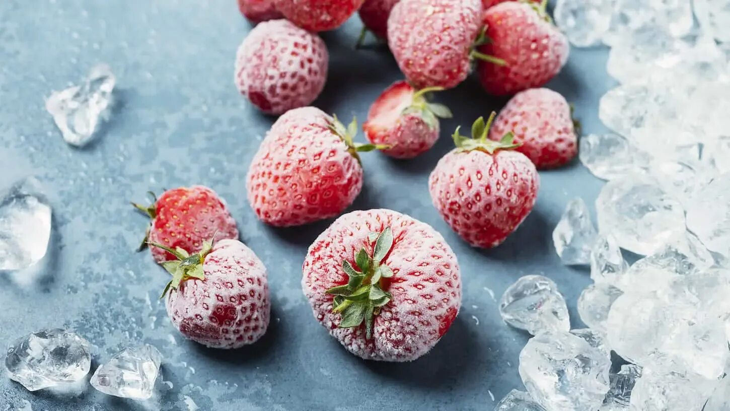 Freezing fruits. Замороженные фрукты. Замороженные овощи и ягоды. Замороженные фрукты клубника. Земляника замороженная.