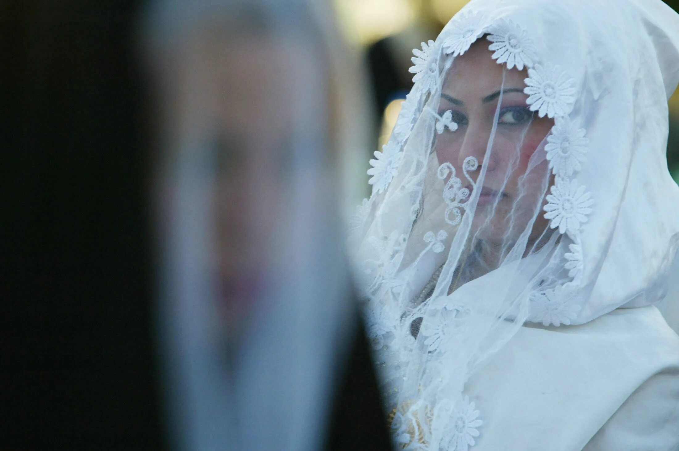 Невеста в желтой чадре. Саудовская Аравия свадьба. Стрэндж невеста. Замуж за мигранта.