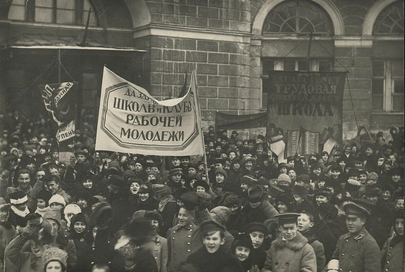 Разгон учредительного собрания 1918. Учредительное собрание 1918 заседание. Роспуск учредительного собрания 1917. Учредительное собрание 1917 заседание. Партии большинства учредительного собрания правые