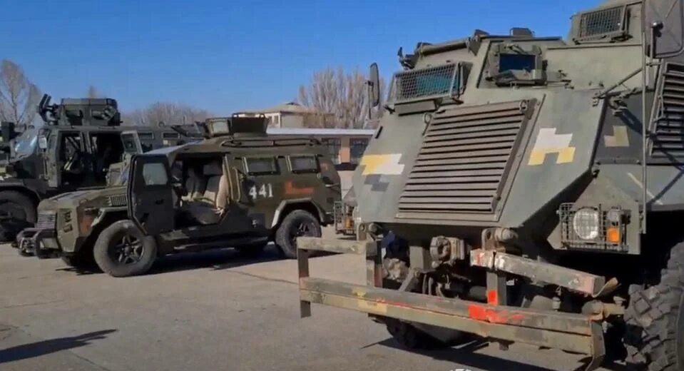 Луганск военные. Техника лнр. Трофейная техника всу в руках российских войск. Военная техника в луганске. Техника лнр.