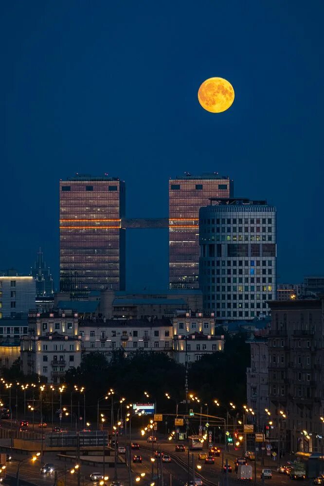 Луна в москве купить. Большая Луна в Москве. Луна над Москвой. Ночь над городом. Город на Луне.