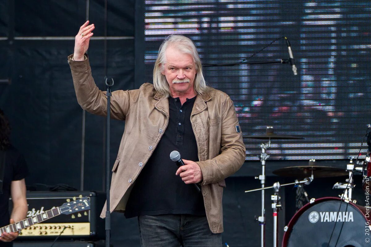 Сергей скачков земляне сейчас. Группа земляне 2021. Солист группы земляне. Где солист группы земляне. Скачков земляне 1983.