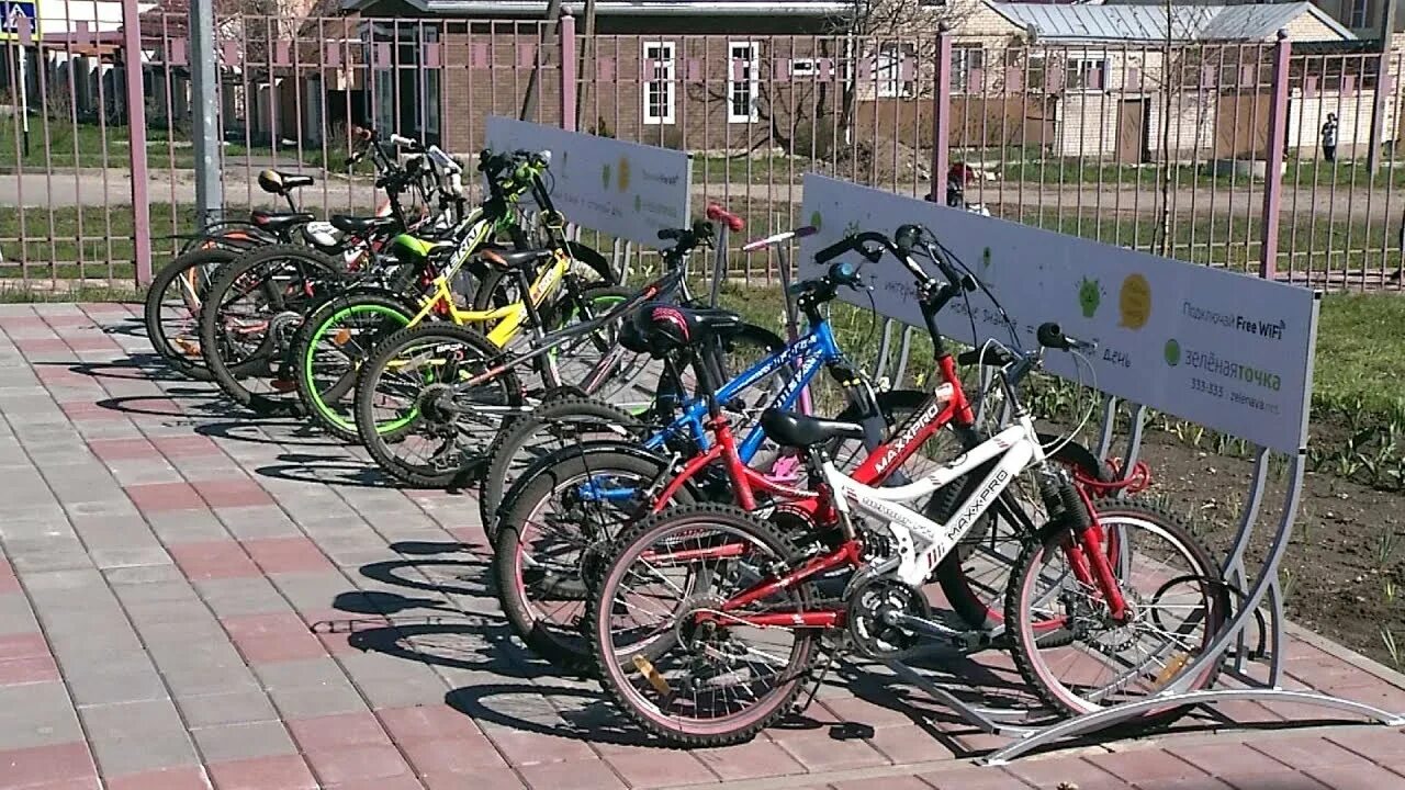 Хочу велик ставрополь. Школа 44 Ставрополь белый город. 44 Школа Ставрополь. В школу на велосипеде. Большой велосипед в Ставрополе.