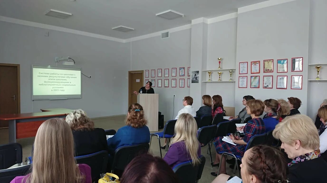 375 лицей красносельского района. Упаковщица вайлдберриз. Лицей 369 учителя. Фабрика богатырь кондитерская. 369 лицей красносельского района сайт.