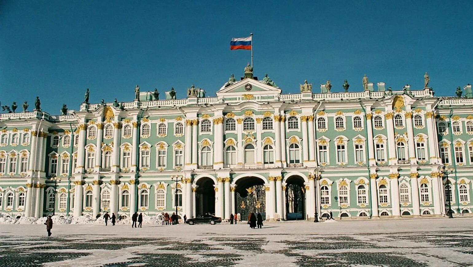 Эрмитаж зимний дворец. Зимний дворец перекрасили. Зимний дворец цвет Растрелли. Эрмитаж перекрасили.