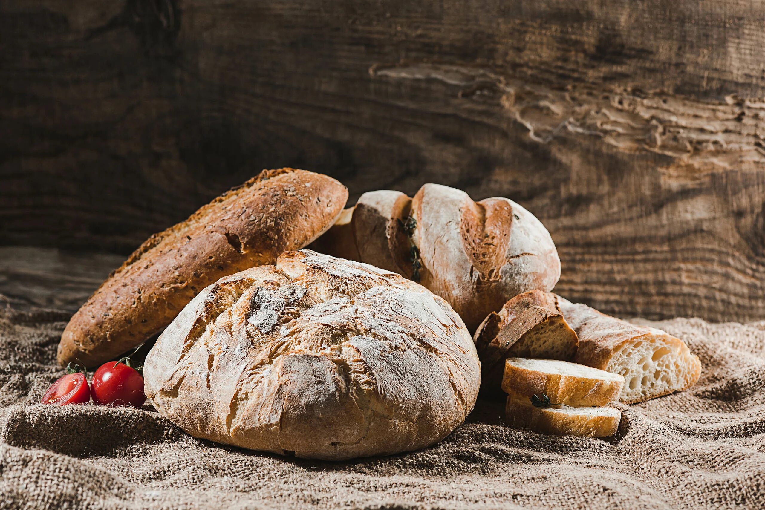 There bread on the table. Fresh bread. хлеб на камнях туймазы. пляж хлеб. проект свежий хлеб.