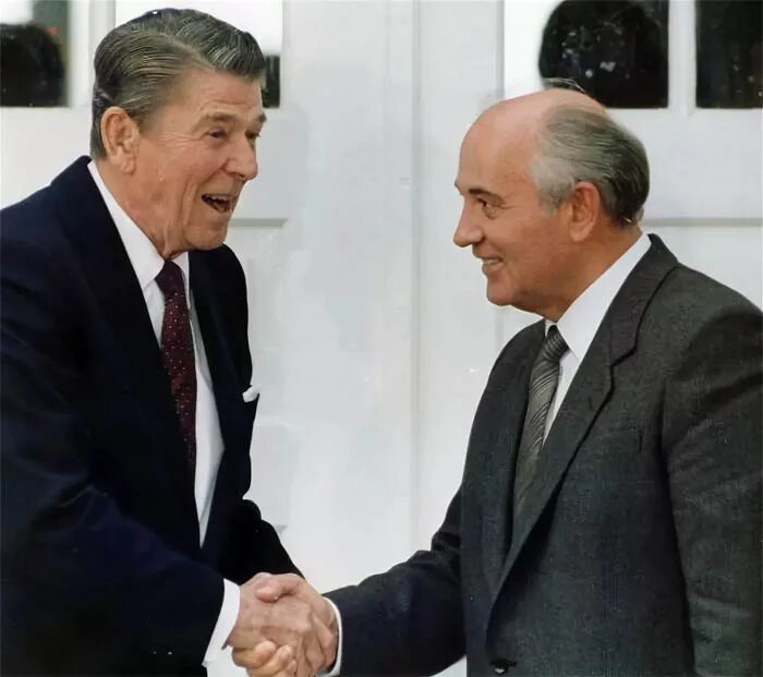 Переговоры рейгана и коля. Reagan and Gorbachev. Встреча Горбачева и Рейгана в Рейкьявике 1986. Горбачёв и Рейган в Рейкьявике.