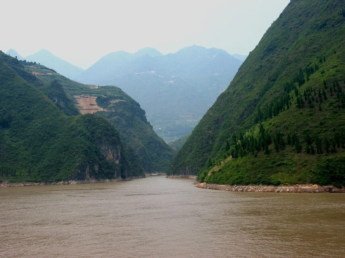 Где берет начало река янцзы. Река Янцзы. Река Янцзы Китай. Бассейн реки Янцзы. Долина реки Янцзы.