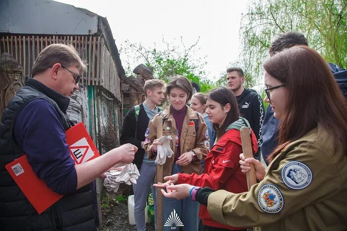 Волонтеры ростовской области. Волонтёры Ростовской лбласти. Добровольцы Ростовской области. Ростовская область волонтёры сво. ЮФУ экологический субботник в Ботаническом саду.