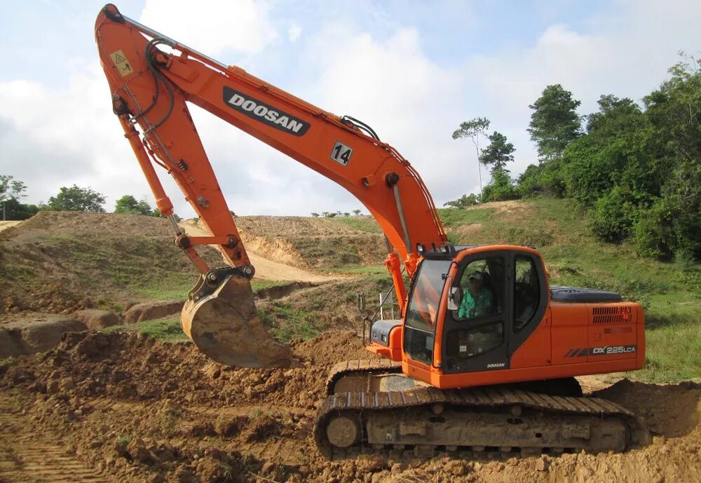 Дусан 225 экскаватор. Doosan dx225lca. Гусеничный экскаватор Doosan 225. Дусан 300 экскаватор гусеничный. Экскаватор дусан 225