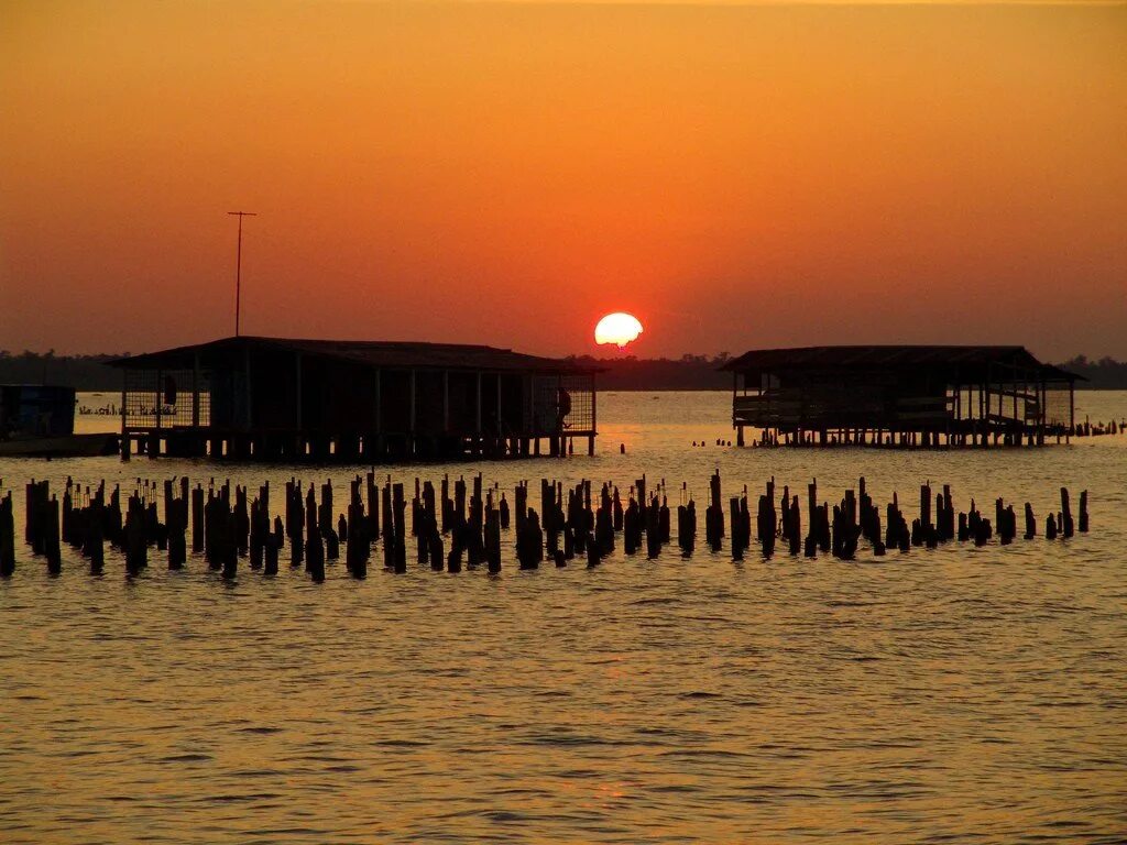 Озеро маракайбо южная америка. Бассейн озера лагуны маракайбо. Венесуэла озеро маракайбо. Что такое маракайбо. Озеро маракайбо южная америка.