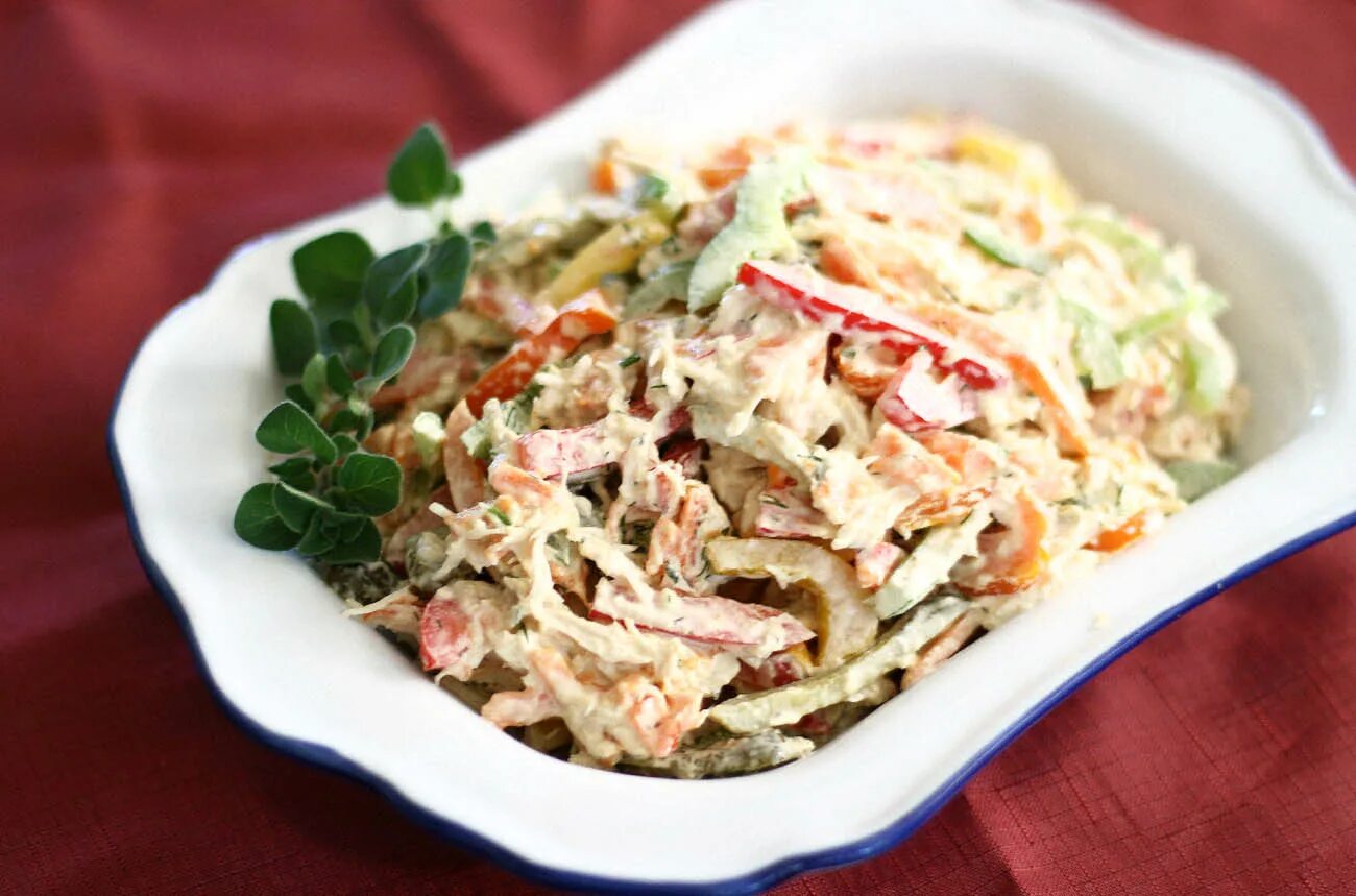 Какой салат можно сделать из филе. Салат. салат с курицей и перцем. салат с копченой курицей и болгарским перцем. салат с курицкц и болгаосеим перуем.
