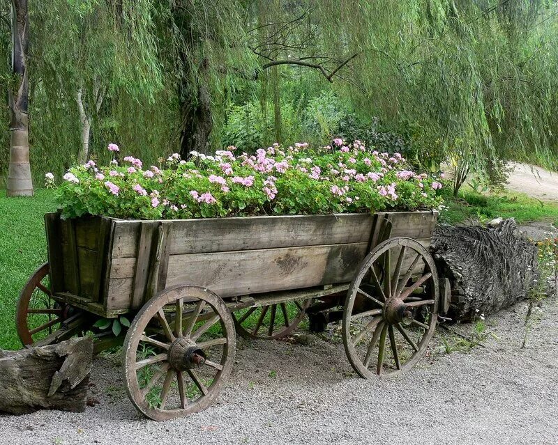легкие телеги для коня. телега с сеном. телега с цветами ландшафтный. деревенский дом. телега сельская.