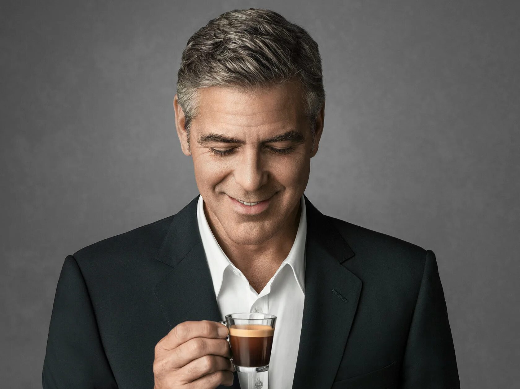 Рекламирует кофе. Джордж Клуни неспрессо. Джордж Клуни кофе. Клуни неспрессо. Nespresso 2006 Джордж Клуни.