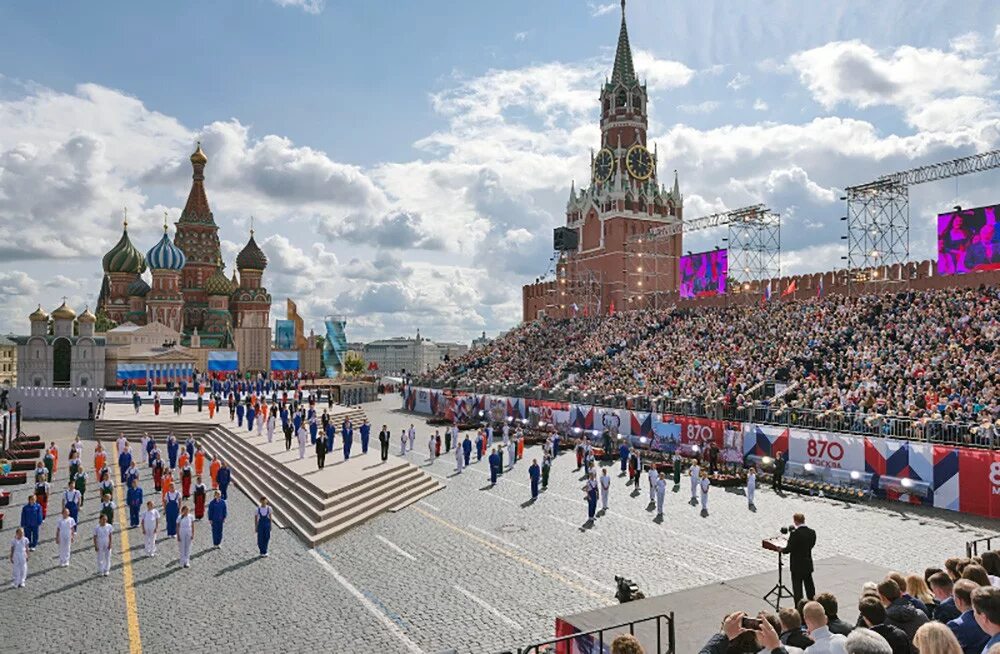 Красная площадь праздник. Праздник на красной площади в Москве. Концерт на красной площади. Трибуны на красной площади.