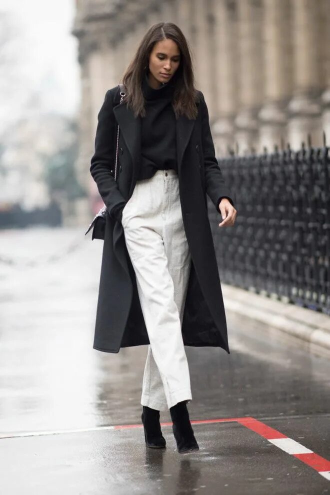 Черное пальто и белые брюки. Пальто с брюками. Пальто с брюками женское. Образы с черным пальто. Широкие брюки с пальто.