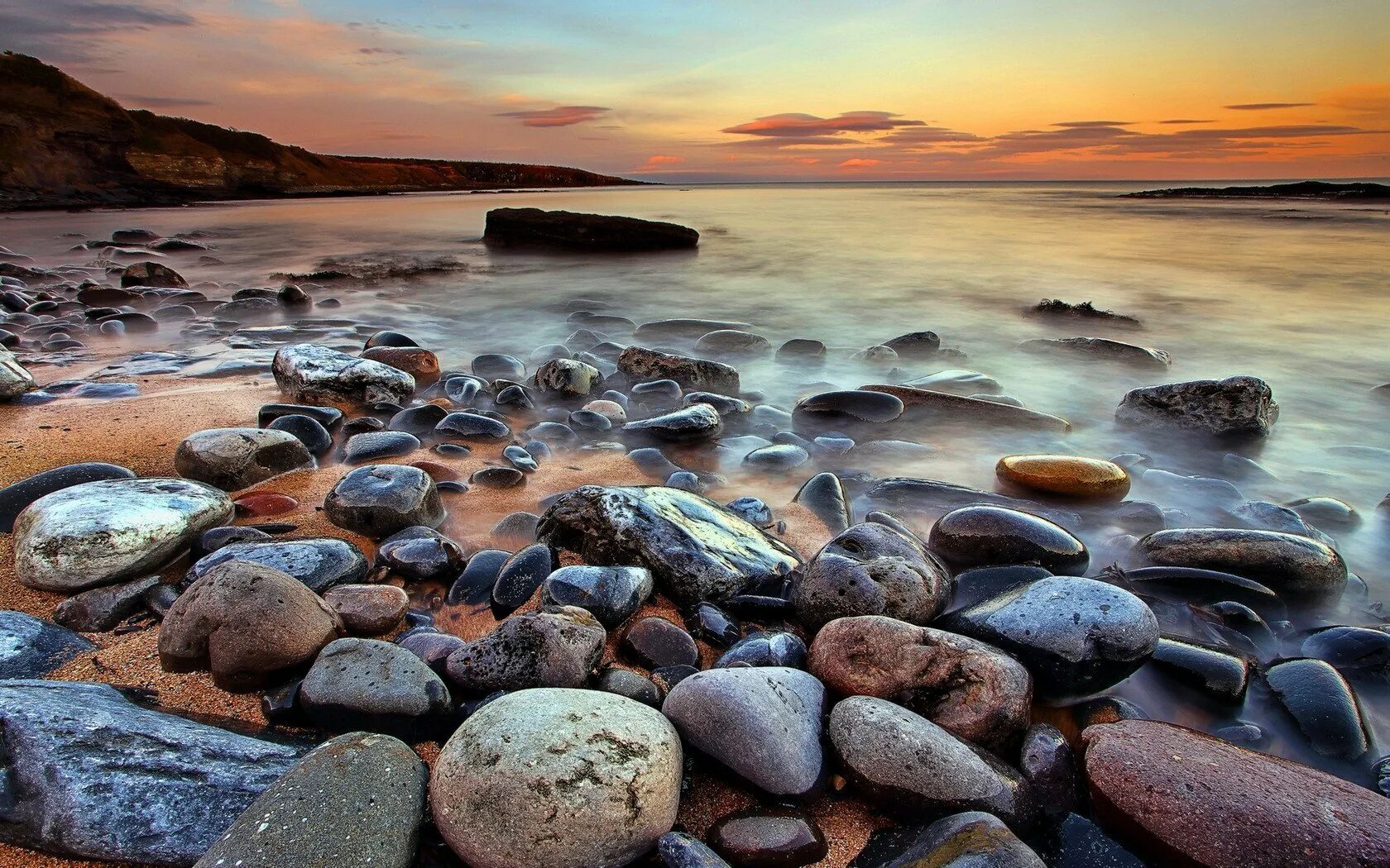 Избербаш Каменистый берег. Море камни. Камни на берегу моря. Морские камни.