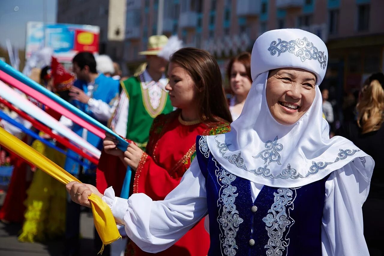 Язык казахского народа. Казахстан народ. Праздник единства народа Казахстана. Праздник единства народа Казахстана 1 мая. Казахи народ.