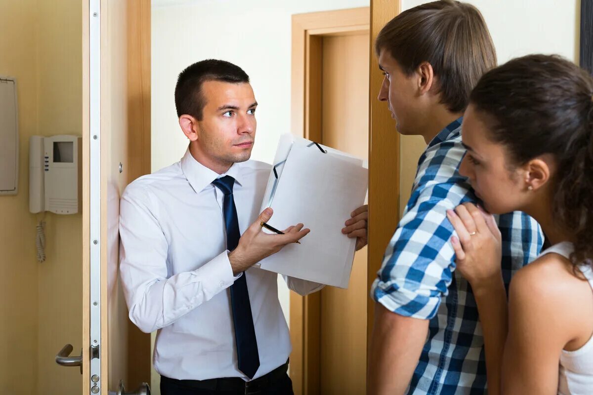 Потеря жилья. Финансовые проблемы. Парень долги как быть. Коллектор банковский. Мужчина думает о женщине.